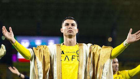 كريستيانو رونالدو يرتدي البشت الحساوي خلال الاحتفال بالانتصار على الحزم في جولة يوم التأسيس