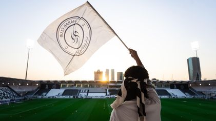 حضور مبكر لمشجع شبابي يأمل من فريقه الكثير