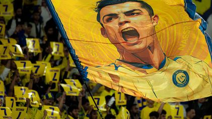 جماهير النصر تبادل رونالدو العطاء