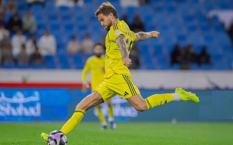 إنيغو مارتينيز لحظة تسديد كرة الهدف الثالث من خارج منطقة الجزاء