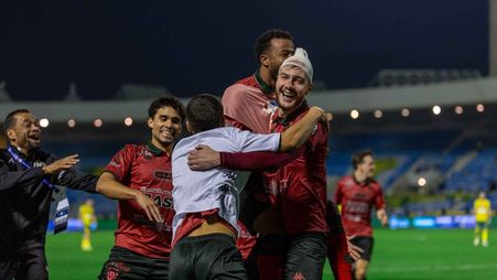 أوتكوس يؤمن للخلود انتصارًا في وقت متأخر للغاية