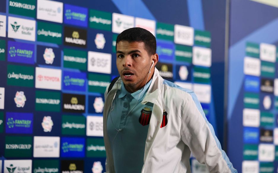 يحيى الشهري عادل رقم عميد لاعبي دوري روشن السعودي محمد الفهيد في لقاء ضمك