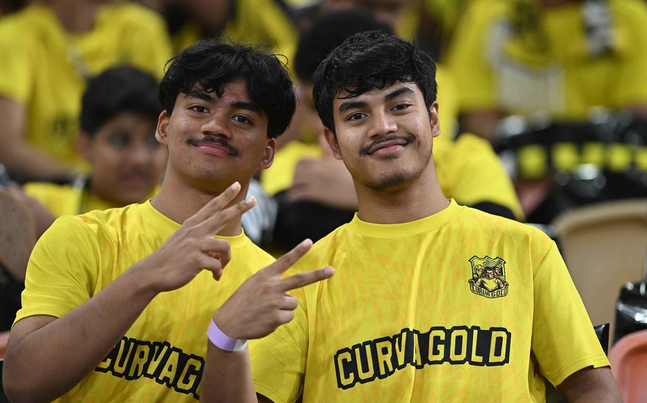 فكرة الانتصار والنقاط الثلاث في أذهان الجماهير كلها (الصورة قبل أكثر من ساعة من انطلاق الديربي)