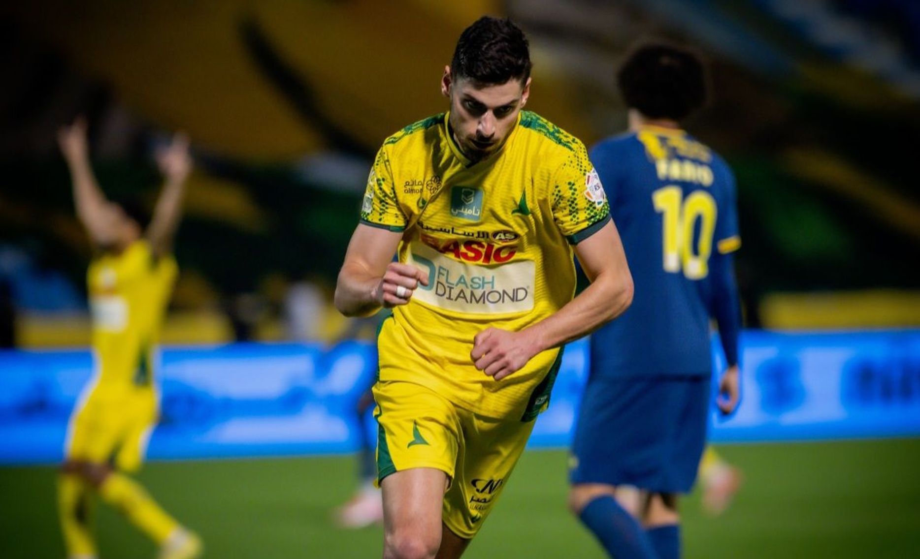 الخليج يعود من التأخر ويهزم الحزم بثنائية