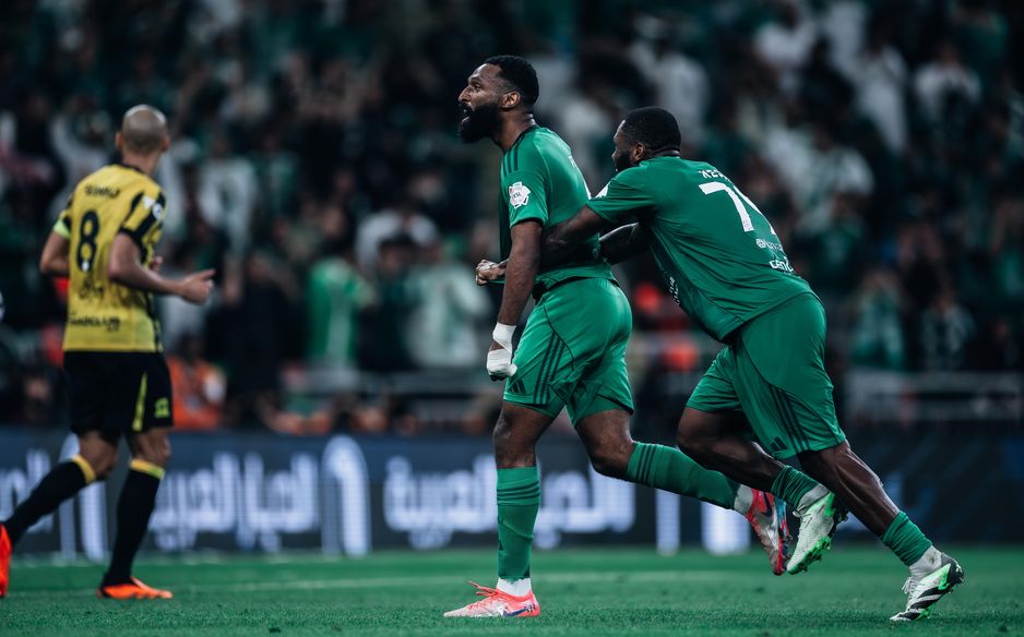 فراس البريكان يسهم في انتصار الأهلي بديربي البحر أمام الاتحاد