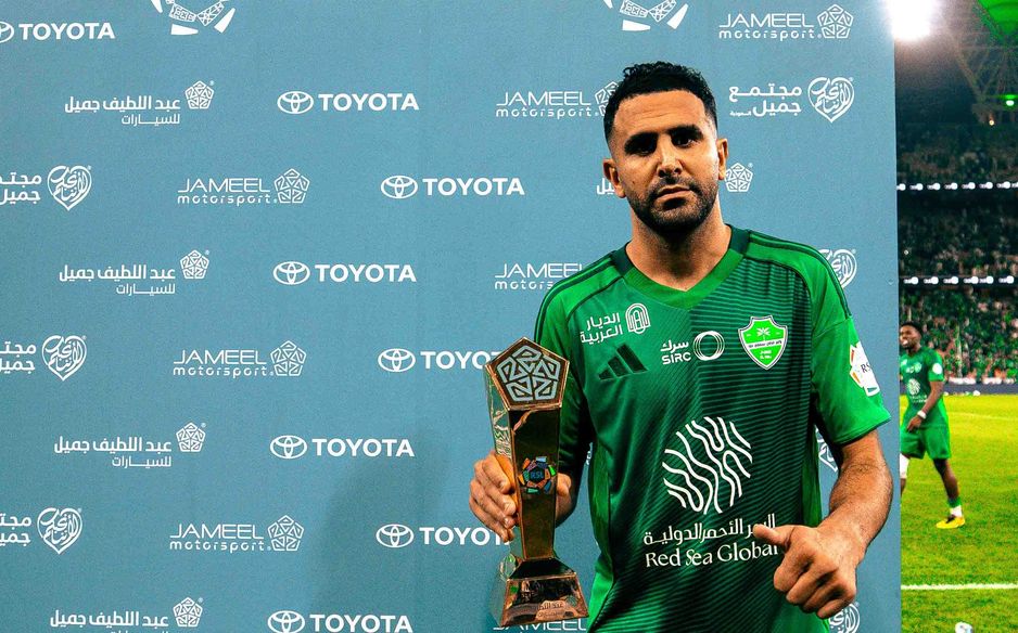 محرز صاحب الوعد بالفوز بلقب الدوري يفوز بنجومية ديربي البحر الذي بلغ الأهلي عبره الصدارة المؤقتة