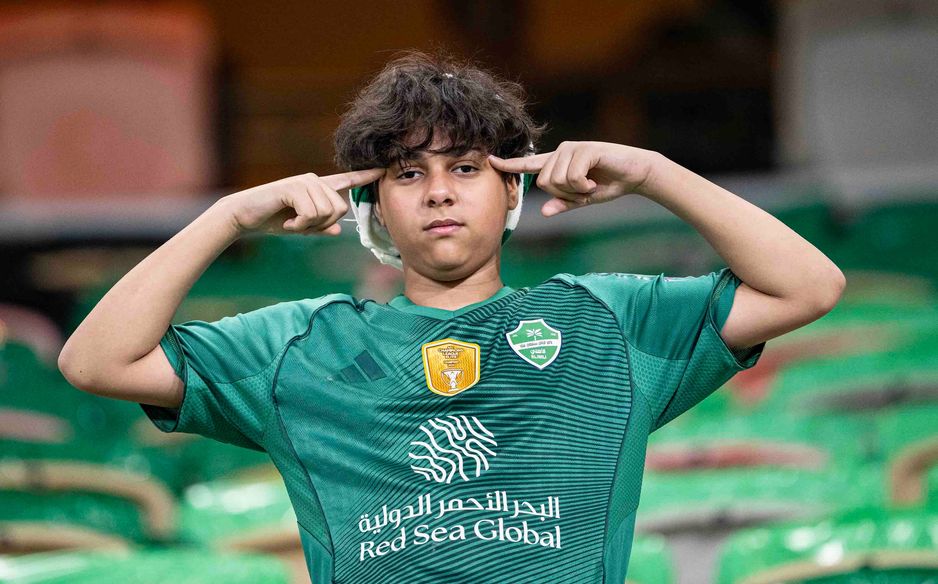 جاء إلى ملعب المباراة حالمًا أن يحتفل إيبانيز في ديربي البحر (الصورة قبل أكثر من ساعة من انطلاق الديربي)