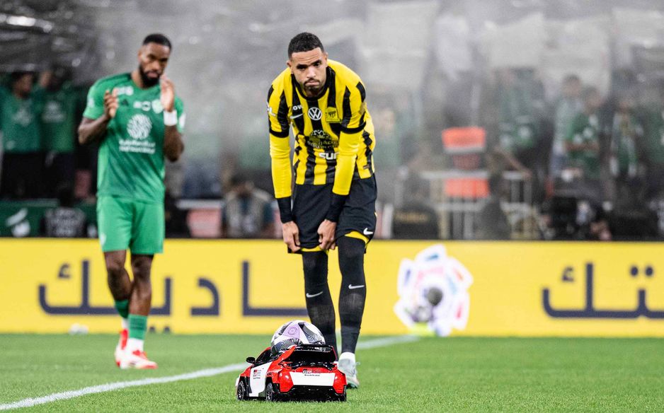 استلام كرة المباراة قبل الركلة الأولى