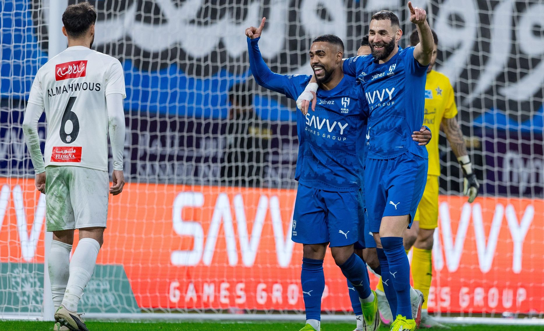 كريم بنزيما يحتفل مع مالكوم بفوز الهلال على النجمة