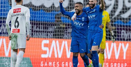 كريم بنزيما يحتفل مع مالكوم بفوز الهلال على النجمة