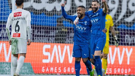 كريم بنزيما يحتفل مع مالكوم بفوز الهلال على النجمة