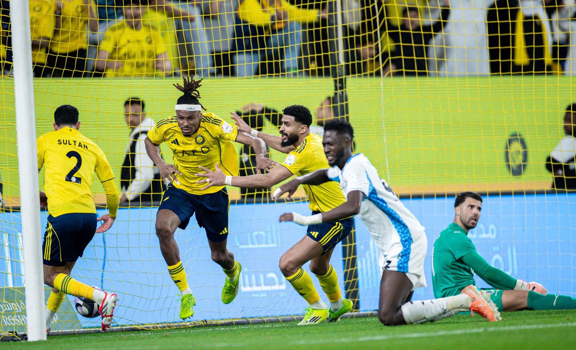 سيماكان يسجل هدف النصر في مرمى نيوم