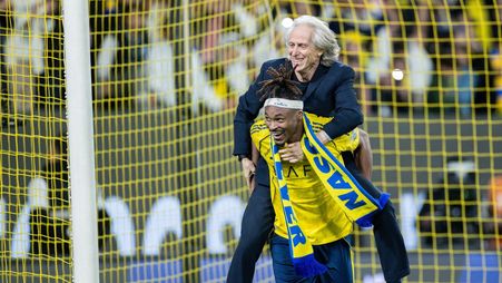 Mohamed Simakan celebrates Al Nassr win v NEOM SC with Jorge Jesus