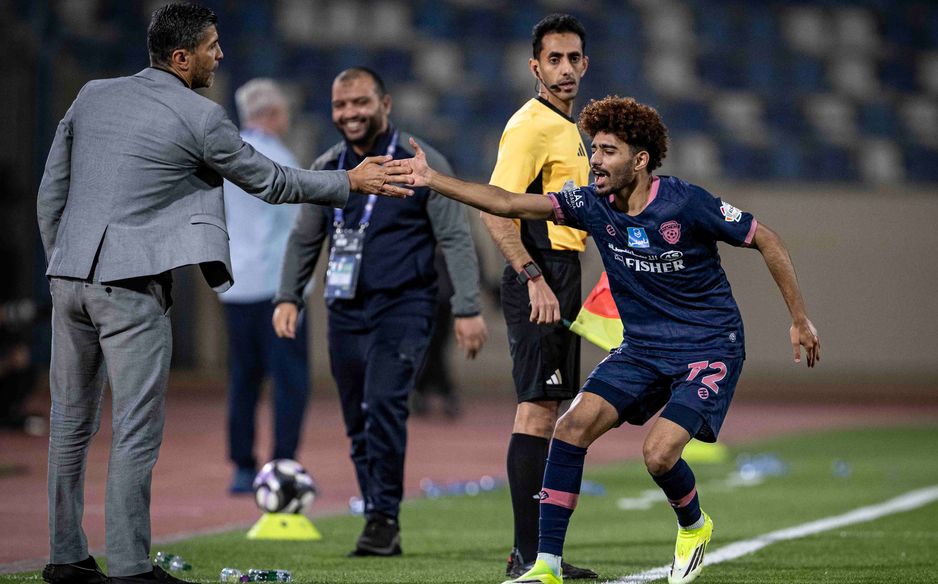 أصغر هداف في دوري روشن السعودي للموسم الجاري يحصل على دعم مدربه إيمانويل