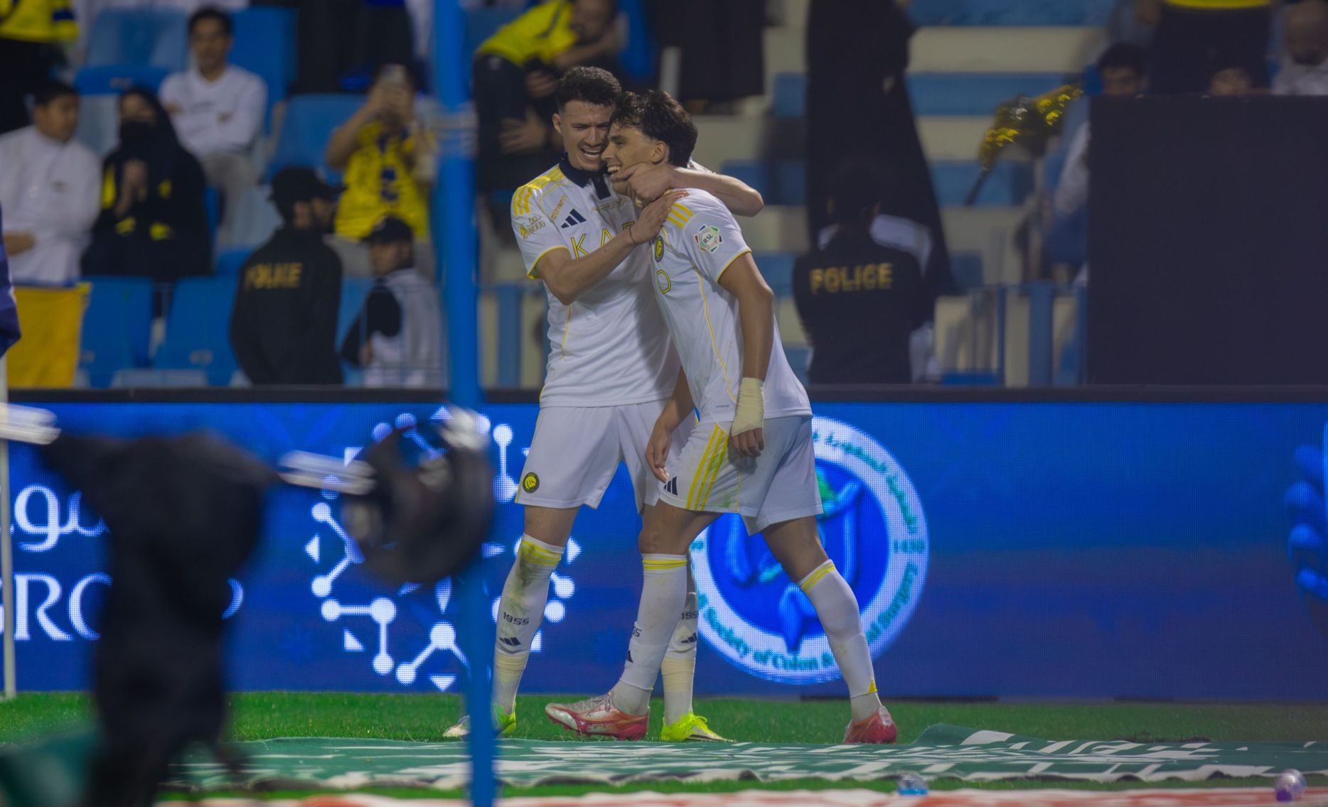 النصر يحكم قبضته على الصدارة بخماسية في شباك الخليج