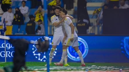 النصر يحكم قبضته على الصدارة بخماسية في شباك الخليج