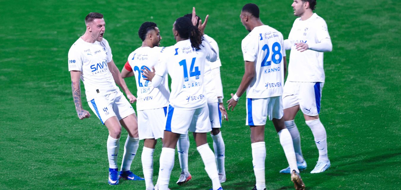 سافيتش يحتفل مع زملائه بهدف مباراة الفتح