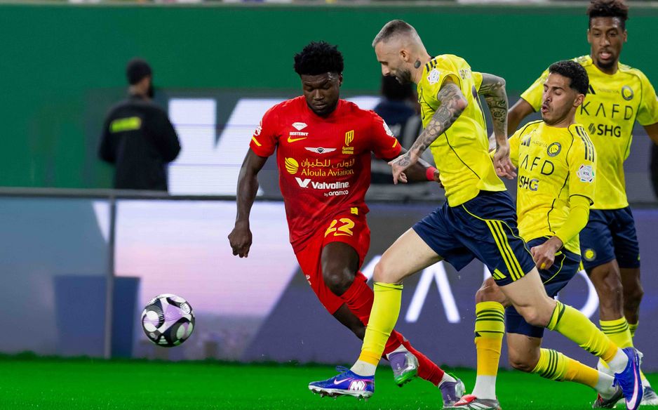 لم يكن ساديو ماني جناح النصر موجودًا حين احتفل زميل خانته في القادسية بونسو باه بالانتصار في مرسول بارك