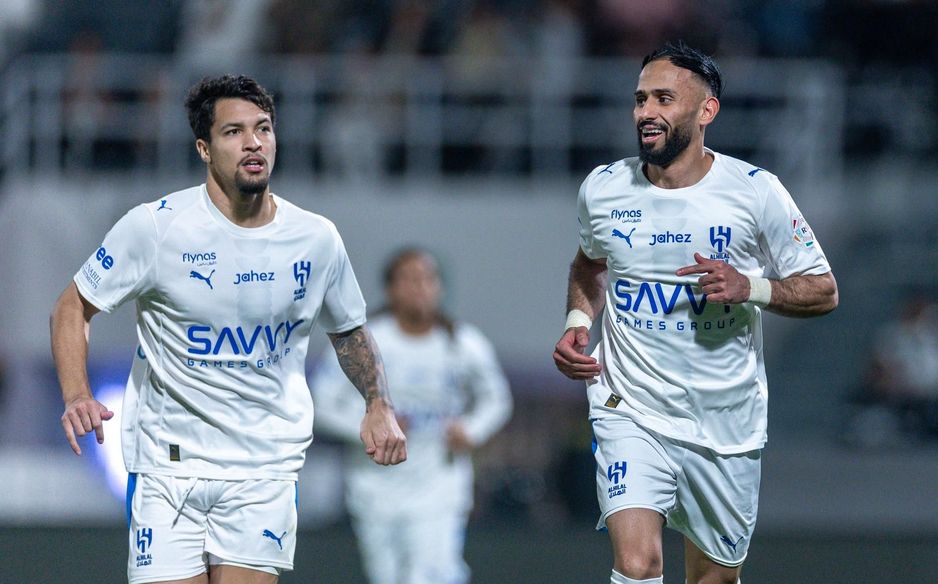 Sultan Mandash (R) finds net for Al Hilal at Al Shabab