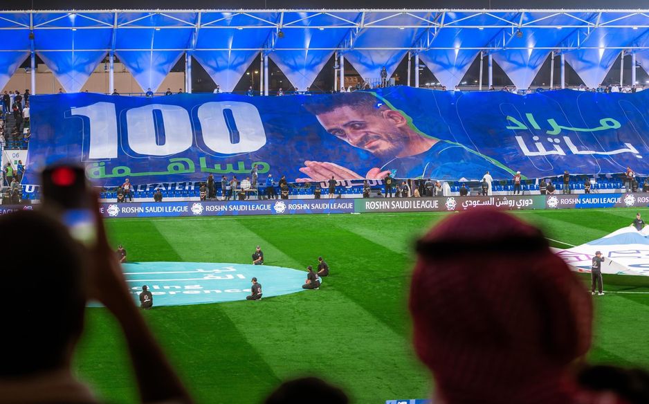 جماهير الفتح تحتفل باللاعب مراد باتنا بمناسبة وصوله إلى 100 مساهمة تهديفية مع الفريق