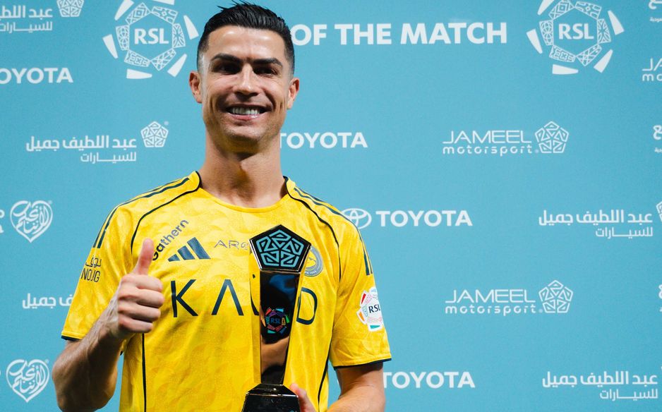 رونالدو متوجًا بجائزة رجل المباراة للمرة الخامسة في الموسم الحالي، وفاز في الموسم الماضي بلاعب الموسم من اختيار الجماهير