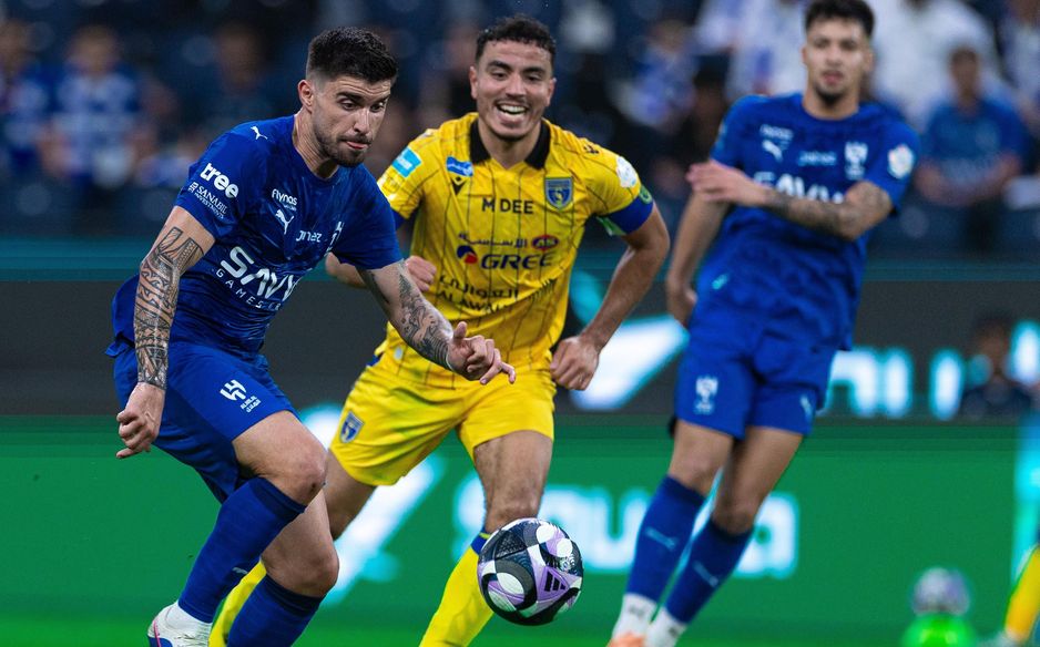 Al Hilal are held to a 2-2 draw by Al Taawoun to slip further behind leaders Al Nassr