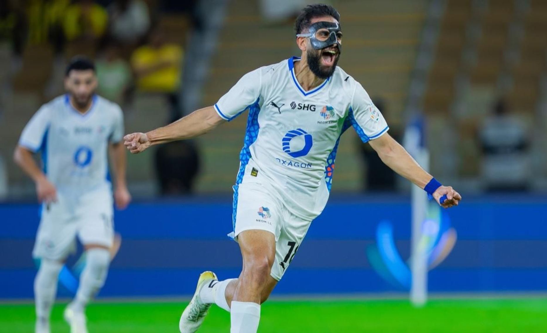 نيوم يحسم مواجهة الاتحاد في الوقت القاتل