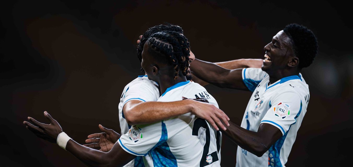 مهند آل سعد موهبة نادي نيوم يحتفل مع رفاقه