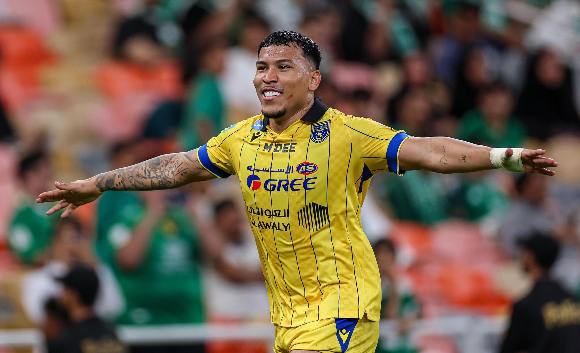 روجر مارتينيز يسجل هدفاً لصالح التعاون في مرمى الأهلي