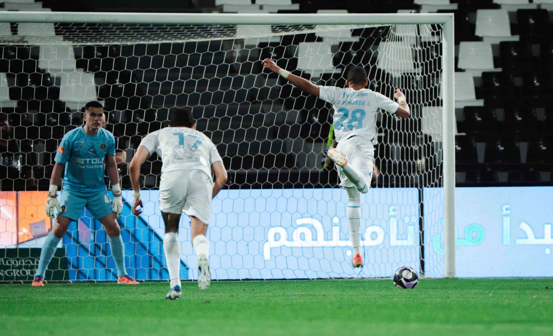 بن دبكة يتأهب لتسديد الجزائية في مرمى غروهي وسعدان يتابع الفرصة