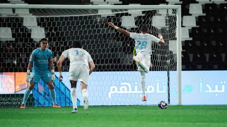 بن دبكة يتأهب لتسديد الجزائية في مرمى غروهي وسعدان يتابع الفرصة