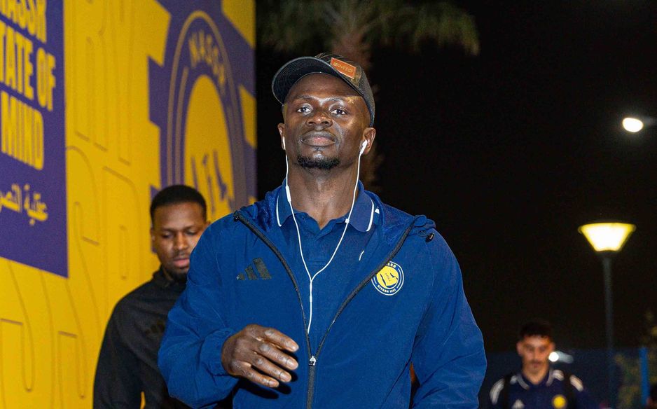 ساديو ماني في طريقه من الحافلة إلى داخل ملعب المباراة