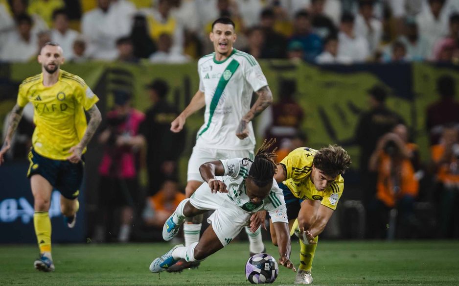 استمات لاعبو النصر والأهلي من أجل إبعاد التهديد عن شباك فريقيهما