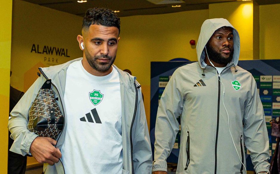 رياض محرز وكيسيه المساهمان في صناعة هدف بطولة النخبة الآسيوية لحظة دخولهما مباراة النصر التالية للقب