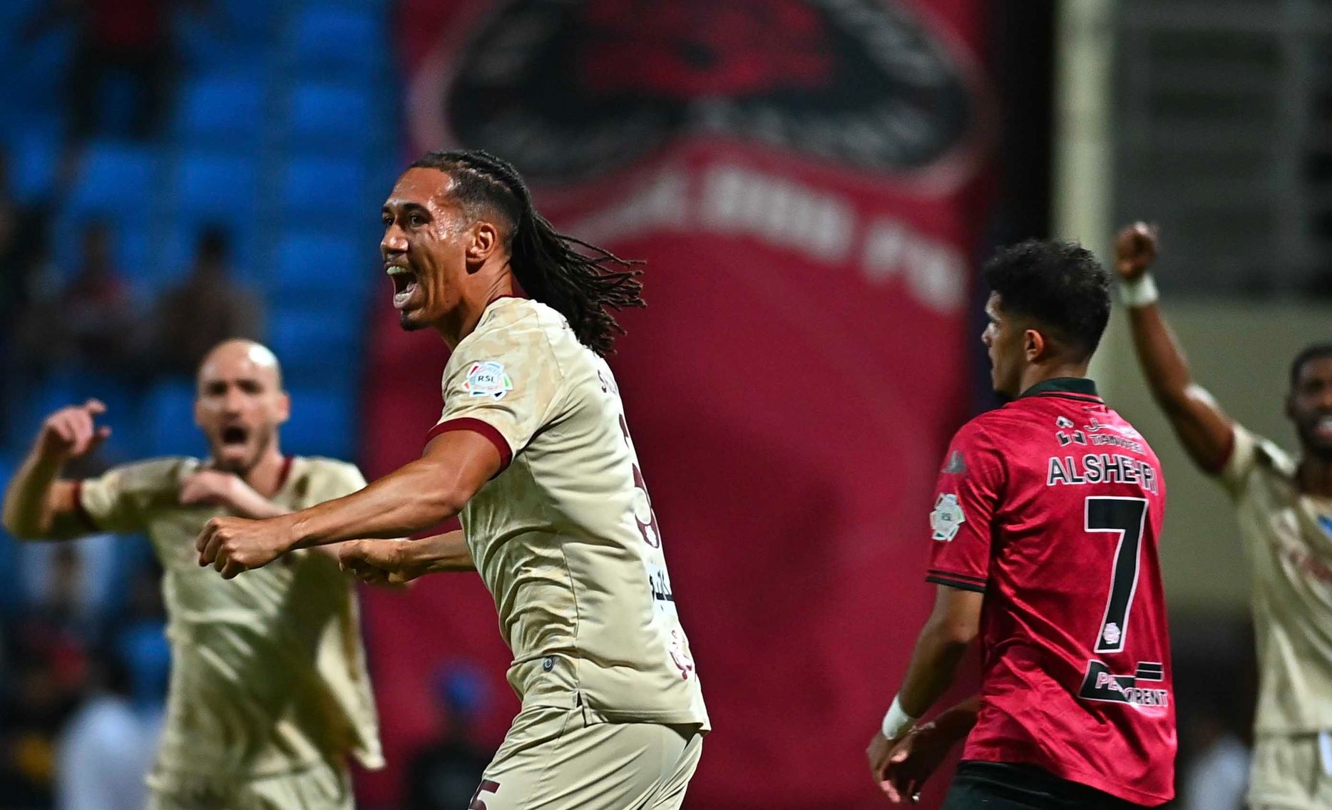 كريس سمولينغ يحتفل بهدفه في مرمى الخلود