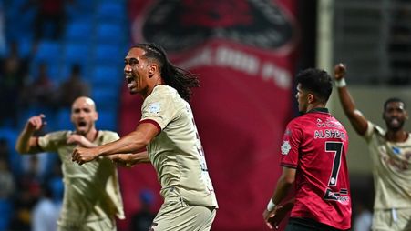 كريس سمولينغ يحتفل بهدفه في مرمى الخلود