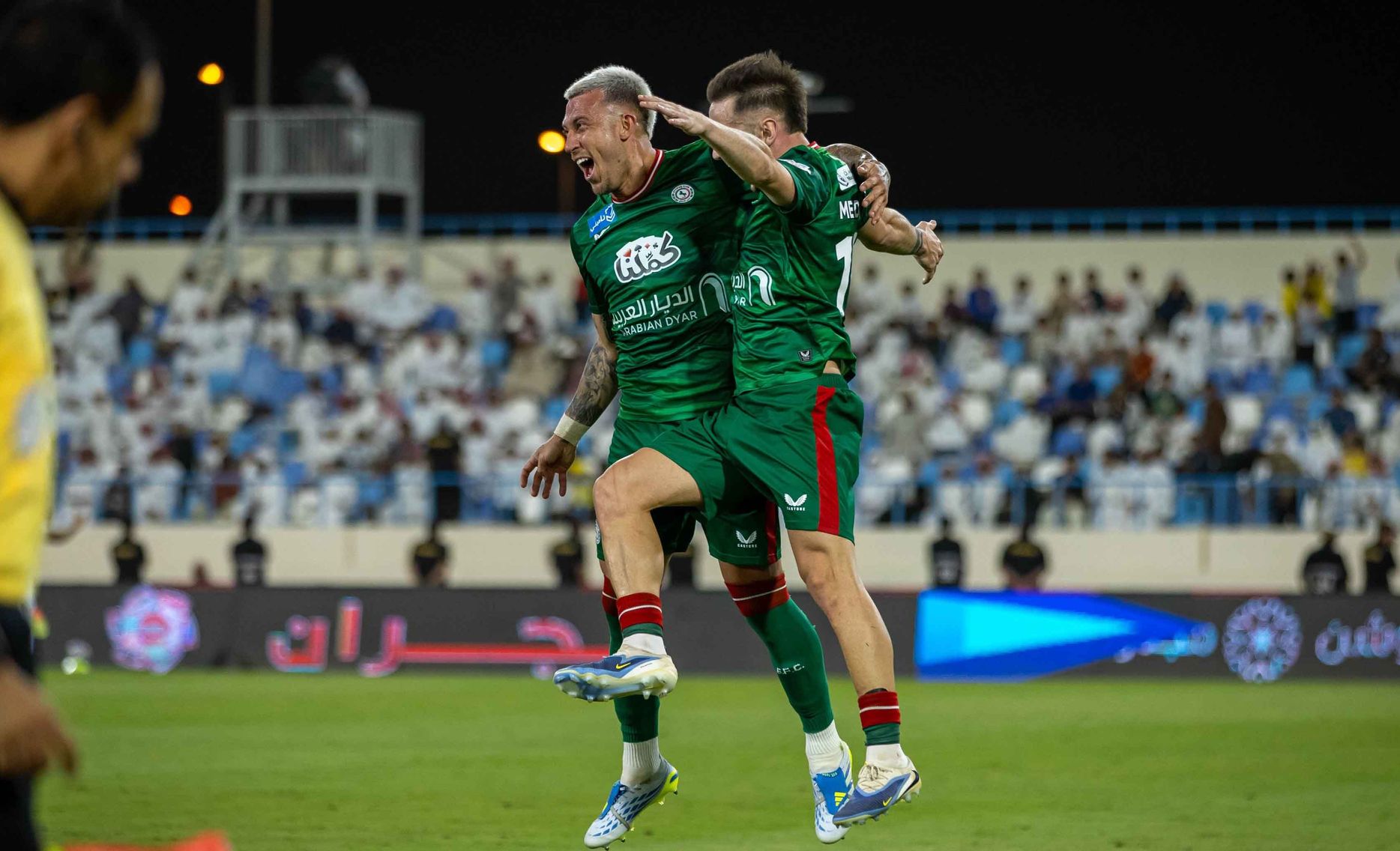 فرانسيسكو كالفو يحتفل مع ميدران بهدف التقدم في الأخدود