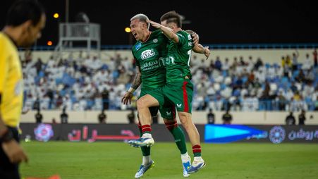 فرانسيسكو كالفو يحتفل مع ميدران بهدف التقدم في الأخدود