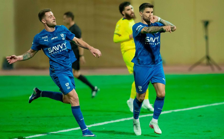 أصبح الهلال يملك حسم اللقب بيديه بالفوز في جميع مبارياته المتبقية بعد تعثر النصر أمام القادسية