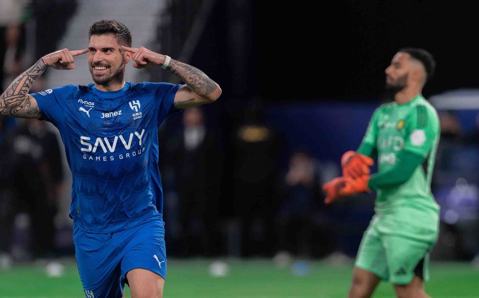 لا يستطيع الهلال التفوق نقطيًا في نهاية الموسم إلا في حال خسر النصر أحد مباراتيه أمامه أو أمام ضمك