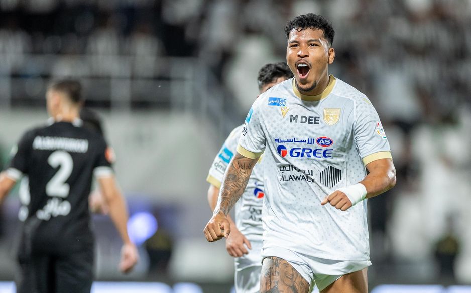 Roger Martinez scores for Al Taawoun at Al Shabab