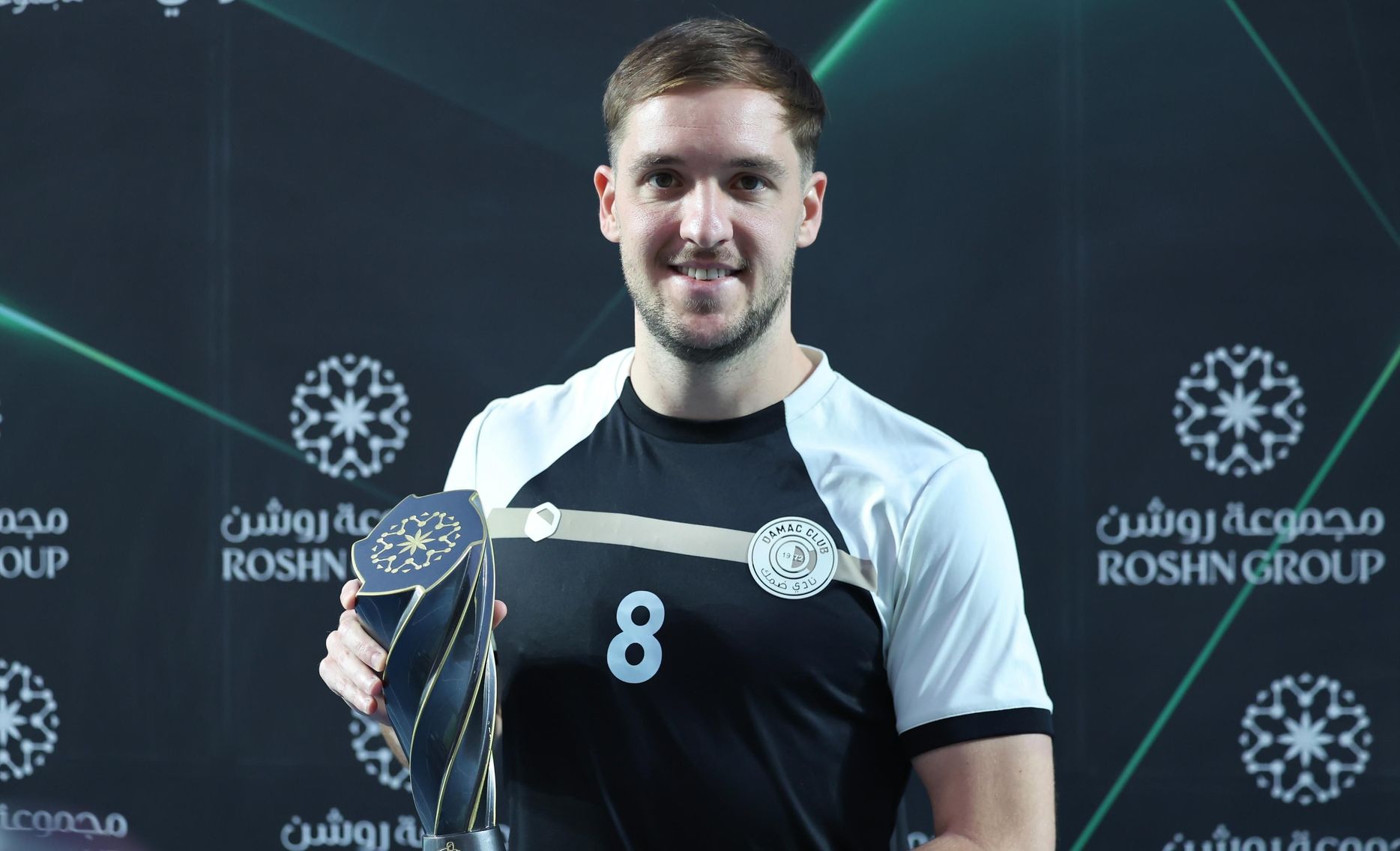 فالنتين فادا لاعب ضمك مع جائزة أفضل لاعب في الشهر من مارس إلى أبريل