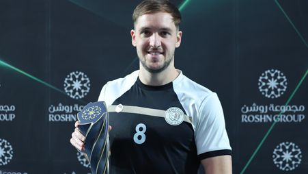 فالنتين فادا لاعب ضمك مع جائزة أفضل لاعب في الشهر من مارس إلى أبريل