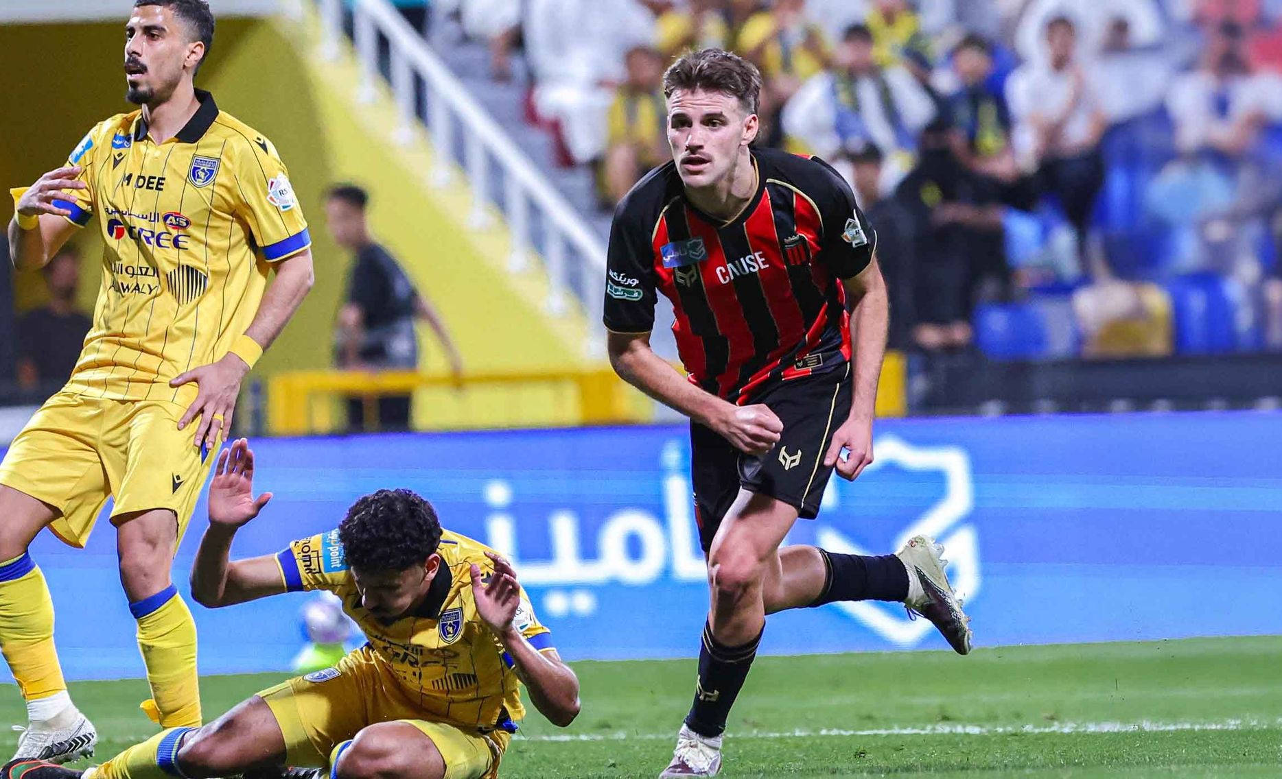 أنتونيس يحافظ على حظوظ الرياض في البقاء