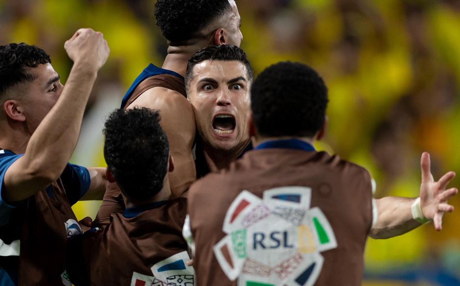 كريستيانو رونالدو يحتفل بقوة بعد ركلته الحرة التي قادت إلى فوز النصر 4-1 على ضمك