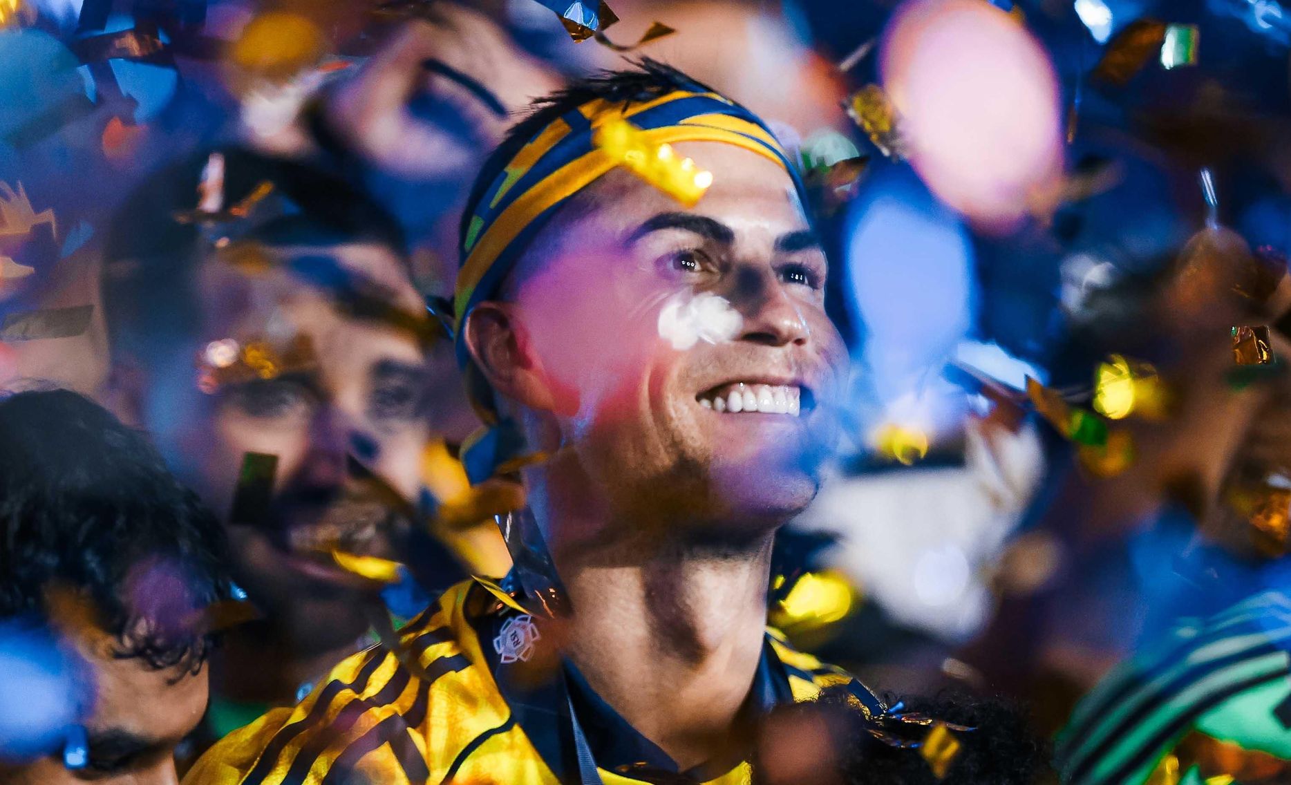 رونالدو في غمرة السعادة لحظة التتويج بلقب دوري روشن السعودي