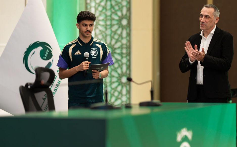 يبدي دونيس اهتمامًا كبيرًا بمستقبل الكرة السعودية
