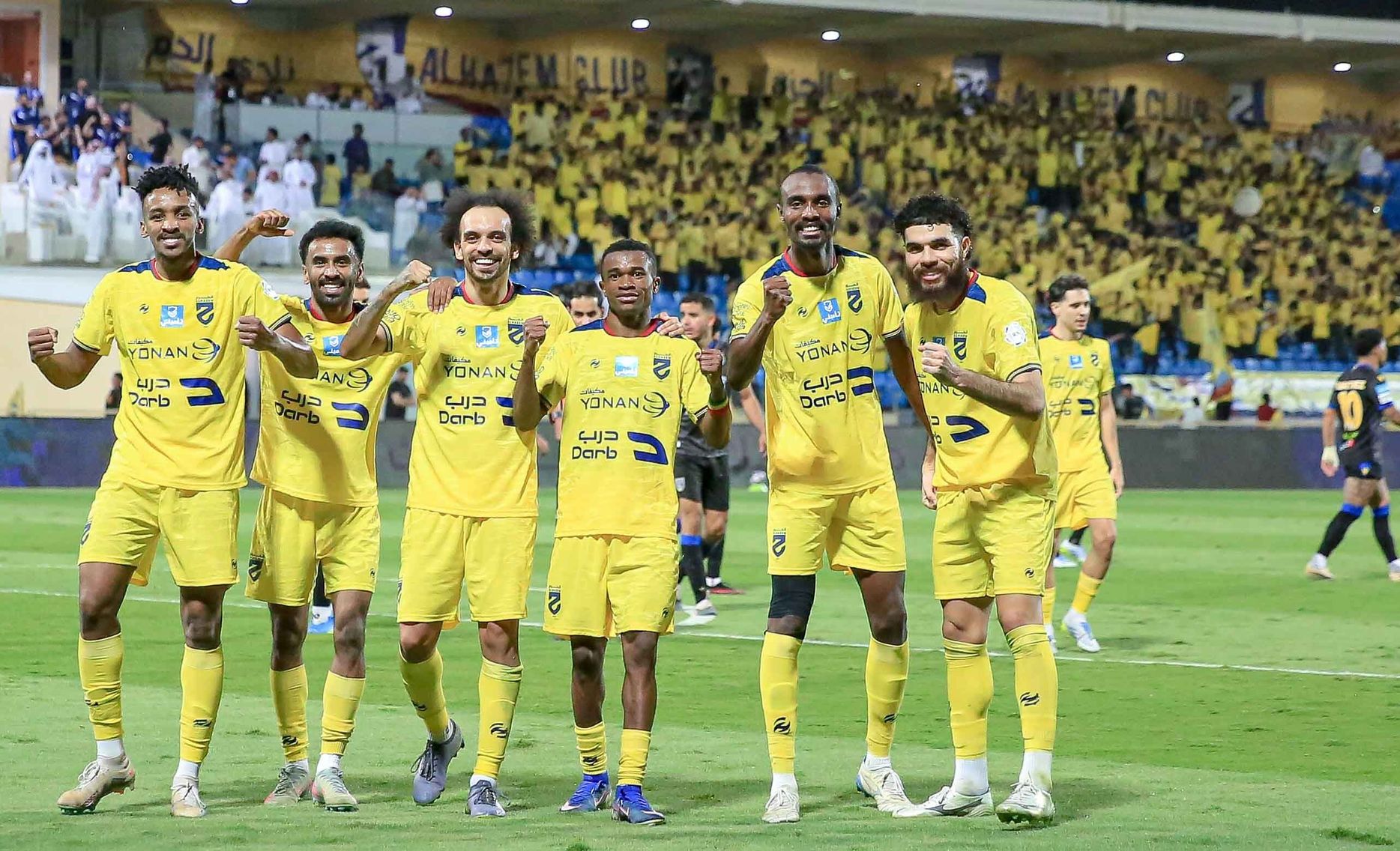 لاعبو الحزم يحتفلون بالانتصار في مواجهة الجولة الأخيرة أمام التعاون