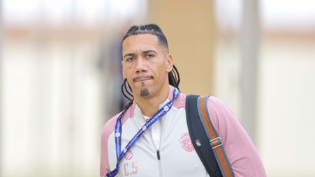 كريس سمولينغ أثناء دخوله ملعب مباراة الفيحاء والنجمة