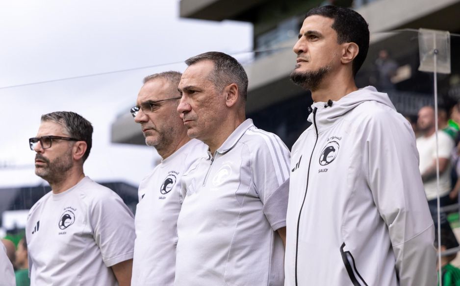 جورجيوس دونيس يتوسط فهد المفرج المدير التنفيذي للمنتخب السعودي وبقية عناصره في الطاقم التدريبي